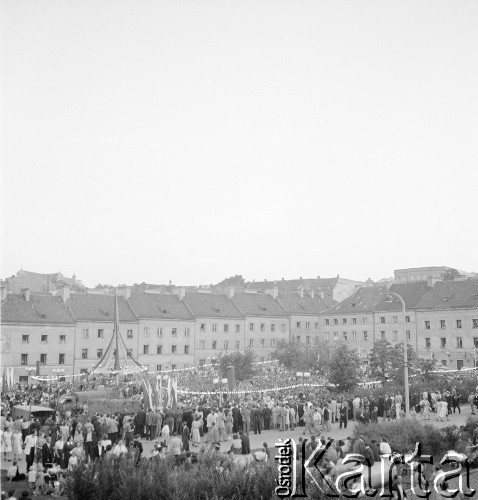 22.07.1953, Warszawa, Polska
Zabawa na Rynku Mariensztackim 
Fot. Irena Jarosińska, zbiory Ośrodka KARTA