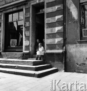 1.05.1954, Starogard Gdański, Polska
Dzieci z babcią w drzwiach kamienicy. W oknach widać portrety Bolesława Bieruta.
Fot. Irena Jarosińska, zbiory Ośrodka KARTA