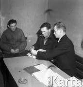lata 50-te, okolice Rawy Mazowieckiej, Polska
Posiedzenie Gminnej Rady Narodowej - przyjmowanie petentów.
Fot. Irena Jarosińska, zbiory Ośrodka KARTA
