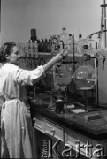 lata 50., Puławy, Polska
Laboratorium
Fot. Irena Jarosińska, zbiory Ośrodka KARTA