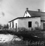 lata 50-te, okolice Rawy Mazowieckiej, Polska
Budynek świetlicy.
Fot. Irena Jarosińska, zbiory Ośrodka KARTA
