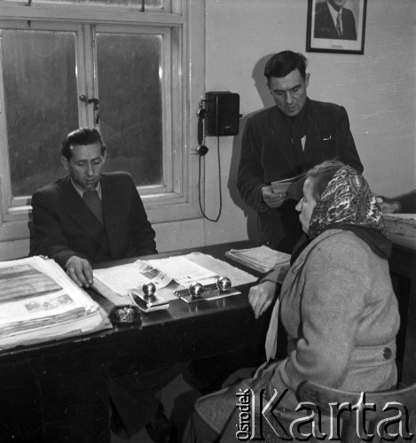 lata 50-te, Siennica, Polska
Posiedzenie Gminnej Rady Narodowej - przyjmowanie interesantów.
Fot. Irena Jarosińska, zbiory Ośrodka KARTA.