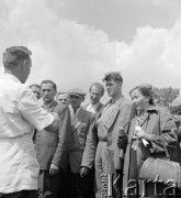 lata 50-te, Poświętne, Polska
Korespondenci Gromady i Rolnika Polskiego wizytują Instytut Uprawy Nawożenia i Gleboznawstwa.
Fot. Irena Jarosińska, zbiory Ośrodka KARTA