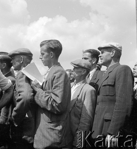 lata 50-te, Poświętne, Polska
Korespondenci Gromady i Rolnika Polskiego wizytują Instytut Uprawy Nawożenia i Gleboznawstwa.
Fot. Irena Jarosińska, zbiory Ośrodka KARTA