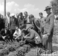 lata 50-te, Poświętne, Polska
Korespondenci Gromady i Rolnika Polskiego oglądają aparaturę pomiarową podczas wizytacji Instytutu Uprawy Nawożenia i Gleboznawstwa. 
Fot. Irena Jarosińska, zbiory Ośrodka KARTA