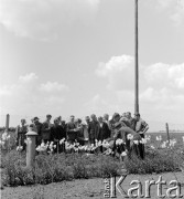 lata 50-te, Poświętne, Polska
Korespondenci Gromady i Rolnika Polskiego wizytują Instytut Uprawy Nawożenia i Gleboznawstwa.
Fot. Irena Jarosińska, zbiory Ośrodka KARTA