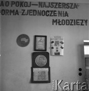 lata 50-te, woj. krakowskie, Polska
Dyplomy sportowe na ścianie świetlicy gminnej.
Fot. Irena Jarosińska, zbiory Ośrodka KARTA