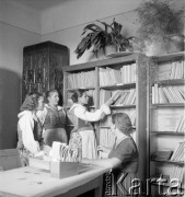 lipiec 1954, województwo krakowskie, Polska
Biblioteka Domu Kultury. Kobiety w strojach ludowych oglądają książki.
Fot. Irena Jarosińska, zbiory Ośrodka KARTA