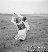 lipiec 1954, województwo krakowskie, Polska
Tancerki z zespołu ludowego z Domu Kultury.
Fot. Irena Jarosińska, zbiory Ośrodka KARTA