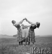 lipiec 1954, województwo krakowskie, Polska
Tancerki z zespołu ludowego z Domu Kultury.
Fot. Irena Jarosińska, zbiory Ośrodka KARTA