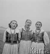 lipiec 1954, województwo krakowskie, Polska
Kobiety z zespołu ludowego z Domu Kultury.
Fot. Irena Jarosińska, zbiory Ośrodka KARTA