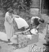 lipiec 1954, województwo krakowskie, Polska
Świetlicowa Domu Kultury porządkuje garderobę zespołu ludowego
Fot. Irena Jarosińska, zbiory Ośrodka KARTA