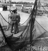 1954, Lublin, Polska
Ludzie zwiedzający Centralną Wystawę Rolniczą - widok przez sieci rybackie.
Fot. Irena Jarosińska, zbiory Ośrodka KARTA