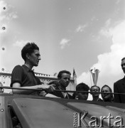 1954, Lublin, Polska
Centralna Wystawa Rolnicza - zwiedzający oglądają maszyny rolnicze. 
Fot. Irena Jarosińska, zbiory Ośrodka KARTA