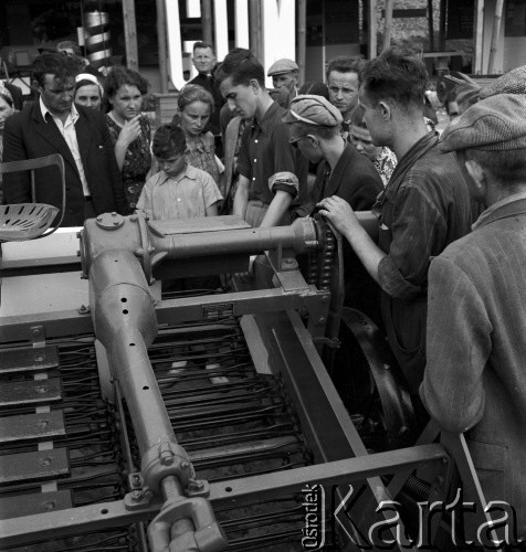 1954, Lublin, Polska
Centralna Wystawa Rolnicza - zwiedzający oglądają maszyny rolnicze. 
Fot. Irena Jarosińska, zbiory Ośrodka KARTA