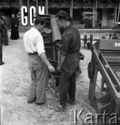 1954, Lublin, Polska
Centralna Wystawa Rolnicza - zwiedzający oglądają maszyny rolnicze. 
Fot. Irena Jarosińska, zbiory Ośrodka KARTA