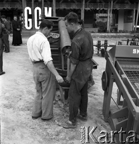 1954, Lublin, Polska
Centralna Wystawa Rolnicza - zwiedzający oglądają maszyny rolnicze. 
Fot. Irena Jarosińska, zbiory Ośrodka KARTA