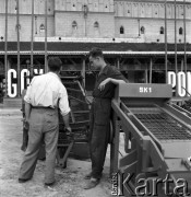 1954, Lublin, Polska
Centralna Wystawa Rolnicza - zwiedzający oglądają maszyny rolnicze. 
Fot. Irena Jarosińska, zbiory Ośrodka KARTA