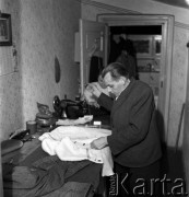 lata 50-te, Brzeziny Śląskie, Polska
Krawiec z kopalni Orzeł Biały przygotowuje kostiumy na przedstawienie.
Fot. Irena Jarosińska, zbiory Ośrodka KARTA