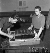 lata 50-te, Brzeziny Śląskie, Polska
Elektrycy z kopalni Orzeł Biały
Fot. Irena Jarosińska, zbiory Ośrodka KARTA