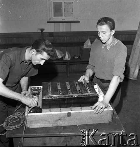 lata 50-te, Brzeziny Śląskie, Polska
Elektrycy z kopalni Orzeł Biały
Fot. Irena Jarosińska, zbiory Ośrodka KARTA