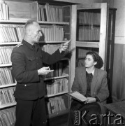lata 50-te, Brzeziny Śląskie, Polska
Sztygar z kopalni Orzeł Biały ćwiczy swoją rolę w przedstawieniu.
Fot. Irena Jarosińska, zbiory Ośrodka KARTA