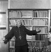 lata 50-te, Brzeziny Śląskie, Polska
Sztygar z kopalni Orzeł Biały ćwiczy swoją rolę w przedstawieniu.
Fot. Irena Jarosińska, zbiory Ośrodka KARTA
