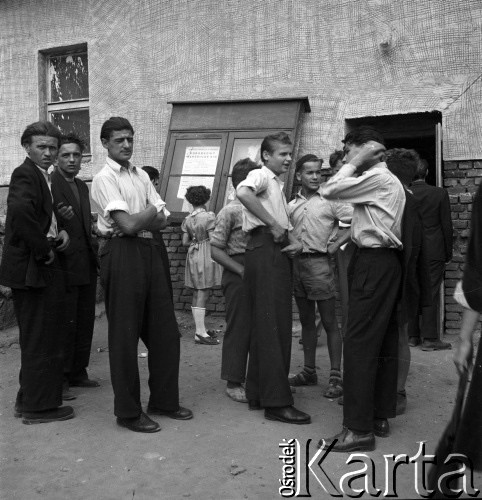 wrzesień 1954, Nowa Huta, Kraków, Polska
VII Festiwal Filmów Radzieckich - ludzie przed kinem
Fot. Irena Jarosińska, zbiory Ośrodka KARTA