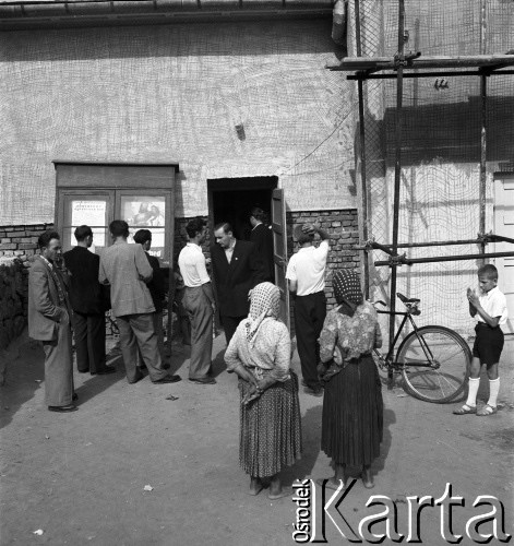 wrzesień 1954, Nowa Huta, Kraków, Polska
VII Festiwal Filmów Radzieckich - ludzie przed kinem
Fot. Irena Jarosińska, zbiory Ośrodka KARTA
