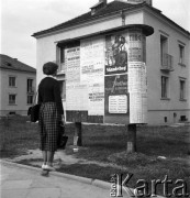 wrzesień 1954, Nowa Huta, Kraków, Polska
Kobieta czyta ogłoszenia dotyczące VII Festiwalu Filmów Radzieckich.
Fot. Irena Jarosińska, zbiory Ośrodka KARTA