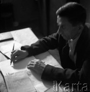 wrzesień 1954, Nowa Huta, Kraków, Polska
Kierownik kina, w którym odbywa się VII Festiwal Filmów Radzieckich.
Fot. Irena Jarosińska, zbiory Ośrodka KARTA