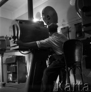 wrzesień 1954, Nowa Huta, Kraków, Polska
Operator kina, w którym odbywa się VII Festiwal Filmów Radzieckich.
Fot. Irena Jarosińska, zbiory Ośrodka KARTA