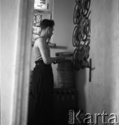 wrzesień 1954, Nowa Huta, Kraków, Polska
Operator kina, w którym odbywa się VII Festiwal Filmów Radzieckich.
Fot. Irena Jarosińska, zbiory Ośrodka KARTA