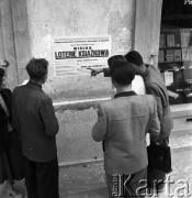 wrzesień 1954, Nowa Huta, Kraków, Polska
Grupa ludzi przed afiszem dotyczącym Wielkiej Loterii Książkowej.
Fot. Irena Jarosińska, zbiory Ośrodka KARTA