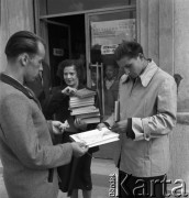 wrzesień 1954, Nowa Huta, Kraków, Polska
Rozdawanie książek wygranych w Wielkiej Loterii Książkowej.
Fot. Irena Jarosińska, zbiory Ośrodka KARTA