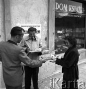 wrzesień 1954, Nowa Huta, Kraków, Polska
Rozdawanie książek wygranych w Wielkiej Loterii Książkowej.
Fot. Irena Jarosińska, zbiory Ośrodka KARTA