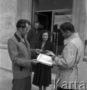 wrzesień 1954, Nowa Huta, Kraków, Polska
Rozdawanie książek wygranych w Wielkiej Loterii Książkowej.
Fot. Irena Jarosińska, zbiory Ośrodka KARTA