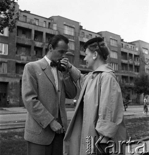 1950-1953, Warszawa, Polska
Aktorskie małżeństwo Hanka Bielicka i Jerzy Duszyński w czasie spaceru na ul. Filtrowej.
Fot. Irena Jarosińska, zbiory Ośrodka KARTA