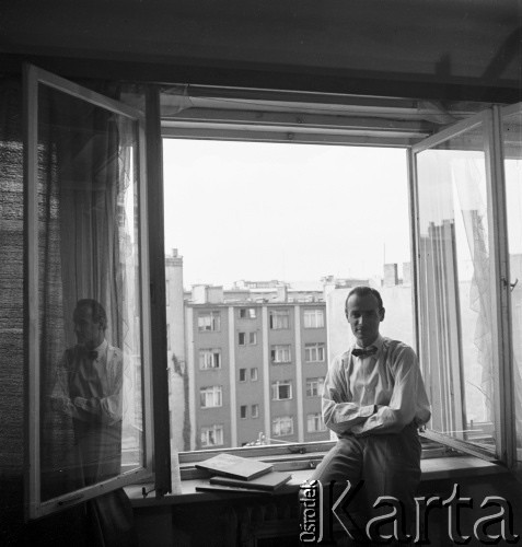 1950-1953, Warszawa, Polska
Aktor Jerzy Duszyński w mieszkaniu przy Filtrowej 85.
Fot. Irena Jarosińska, zbiory Ośrodka KARTA