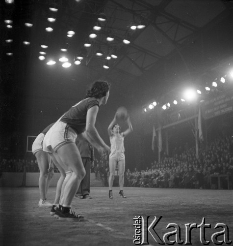 lata 50-te, Warszawa, Polska
Mecz koszykówki kobiet rozgrywany w hali Gwardii między polską i francuską reprezentacją narodową. Rzut wolny.
Fot. Irena Jarosińska, zbiory Ośrodka KARTA