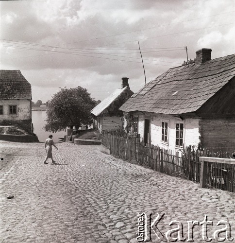 lata 50-te, Czerwińsk nad Wisłą, Polska
Uliczka miasta.
Fot. Irena Jarosińska, zbiory Ośrodka KARTA