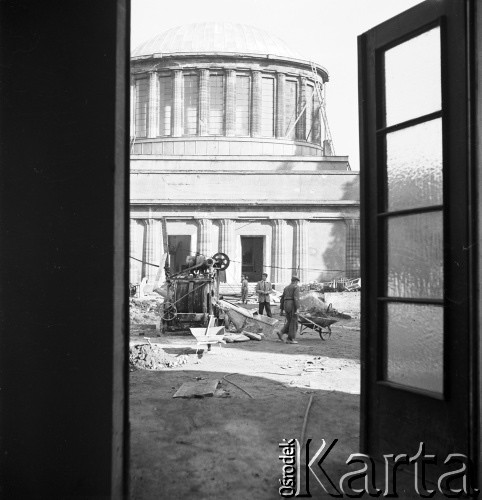 1954, Wrocław, Polska
Wytwórna Filmów Fabularnych - robotnicy pracują na dziedzieńcu.
Fot. Irena Jarosińska, zbiory Ośrodka KARTA