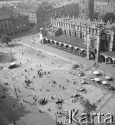lata 50-te, Kraków, Polska
Rynek i Sukiennice - widok z wieży Kościoła Mariackiego.
Fot. Irena Jarosińska, zbiory Ośrodka KARTA
