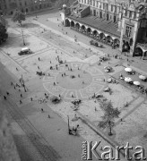 lata 50-te, Kraków, Polska
Rynek i Sukiennice - widok z wieży Kościoła Mariackiego.
Fot. Irena Jarosińska, zbiory Ośrodka KARTA
