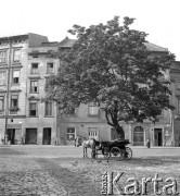 lata 50-te, Kraków, Polska
Dorożka na Rynku Starego Miasta.
Fot. Irena Jarosińska, zbiory Ośrodka KARTA