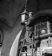 lata 50-te, Kraków, Polska
Mycie latarni.
Fot. Irena Jarosińska, zbiory Ośrodka KARTA