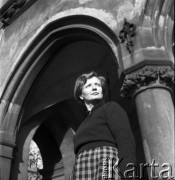 lata 50-te, Kraków, Polska
Krystyna Małek pod Sukiennicami.
Fot. Irena Jarosińska, zbiory Ośrodka KARTA