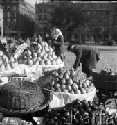 lata 50-te, Kraków, Polska
Stragan z owocami na Rynku.
Fot. Irena Jarosińska, zbiory Ośrodka KARTA