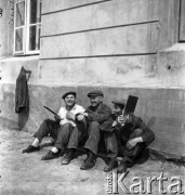 30.06.1954, Lublin, Polska
Robotnicy z okopconymi szybami czekają na zaćmienie słońca.
Fot. Irena Jarosińska, zbiory Ośrodka KARTA