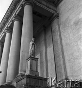 30.06.1954, Lublin, Polska
Figurka Matki Boskiej przed archikatedrą św. Jana Chrzciciela i św. Jana Ewangelisty
Fot. Irena Jarosińska, zbiory Ośrodka KARTA